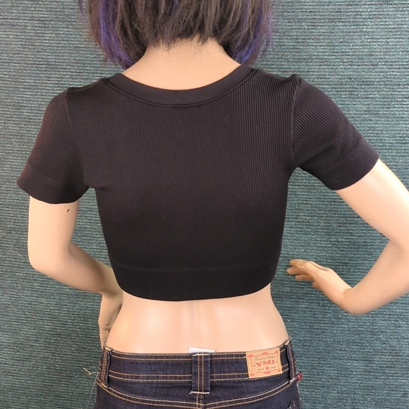 Bo+Tee V Neck Crop Top - Picture 5 of 8